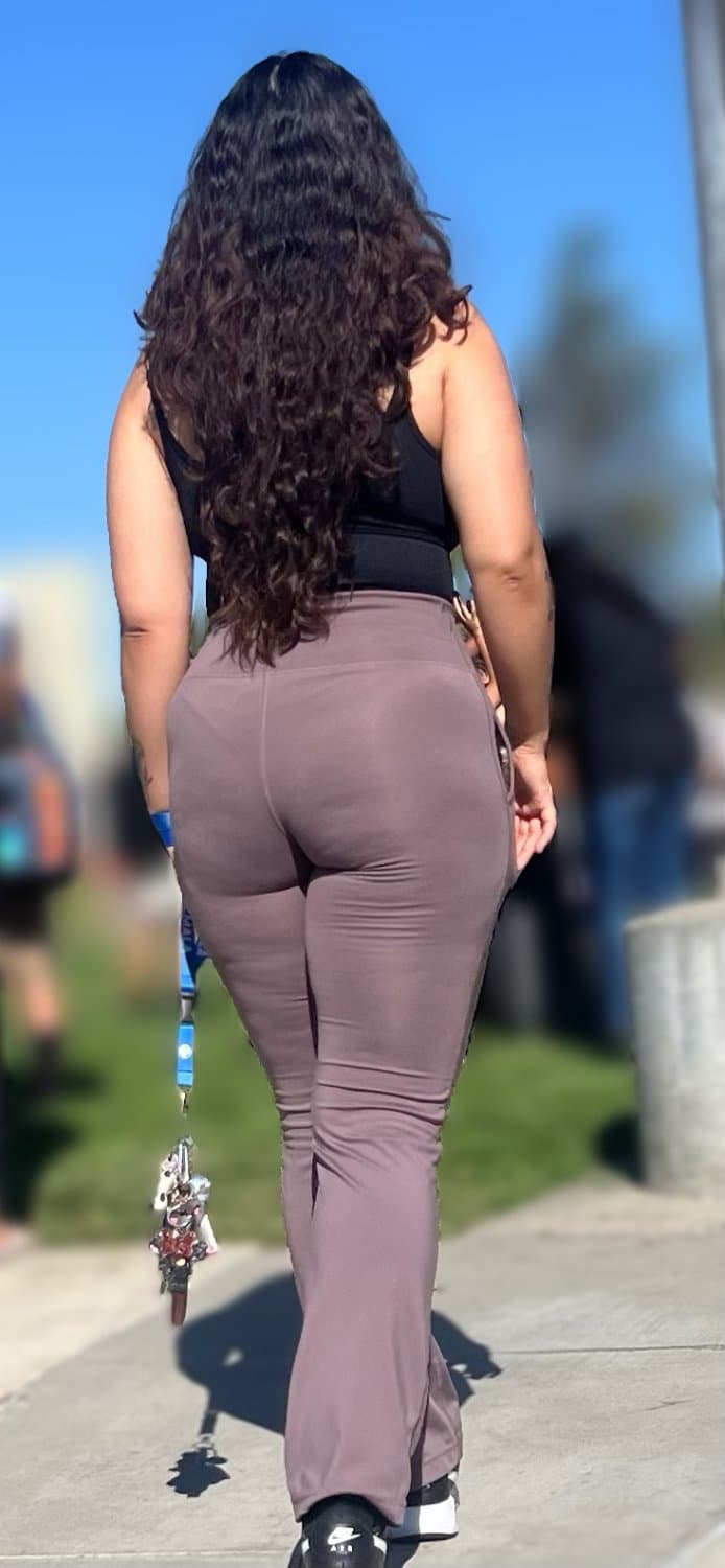 Milf Latina with fat ass wears yoga pants everyday for me