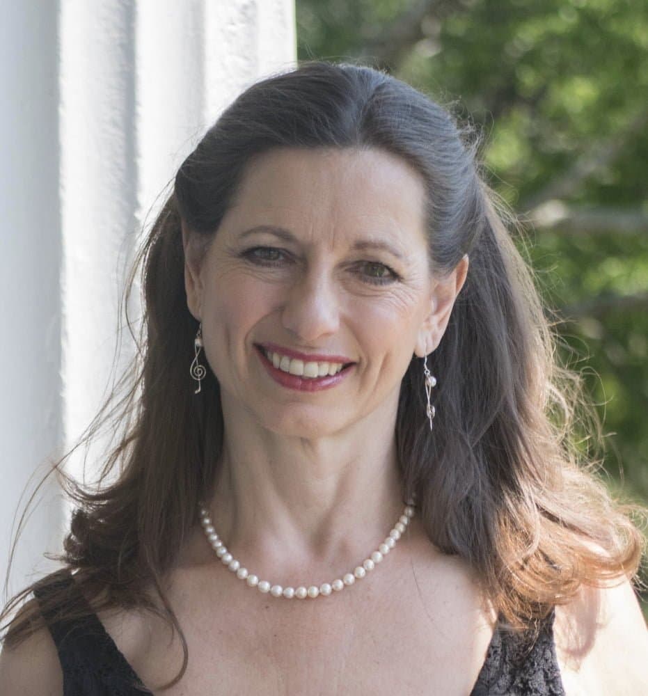 Perfect body GILF loves nude beaches