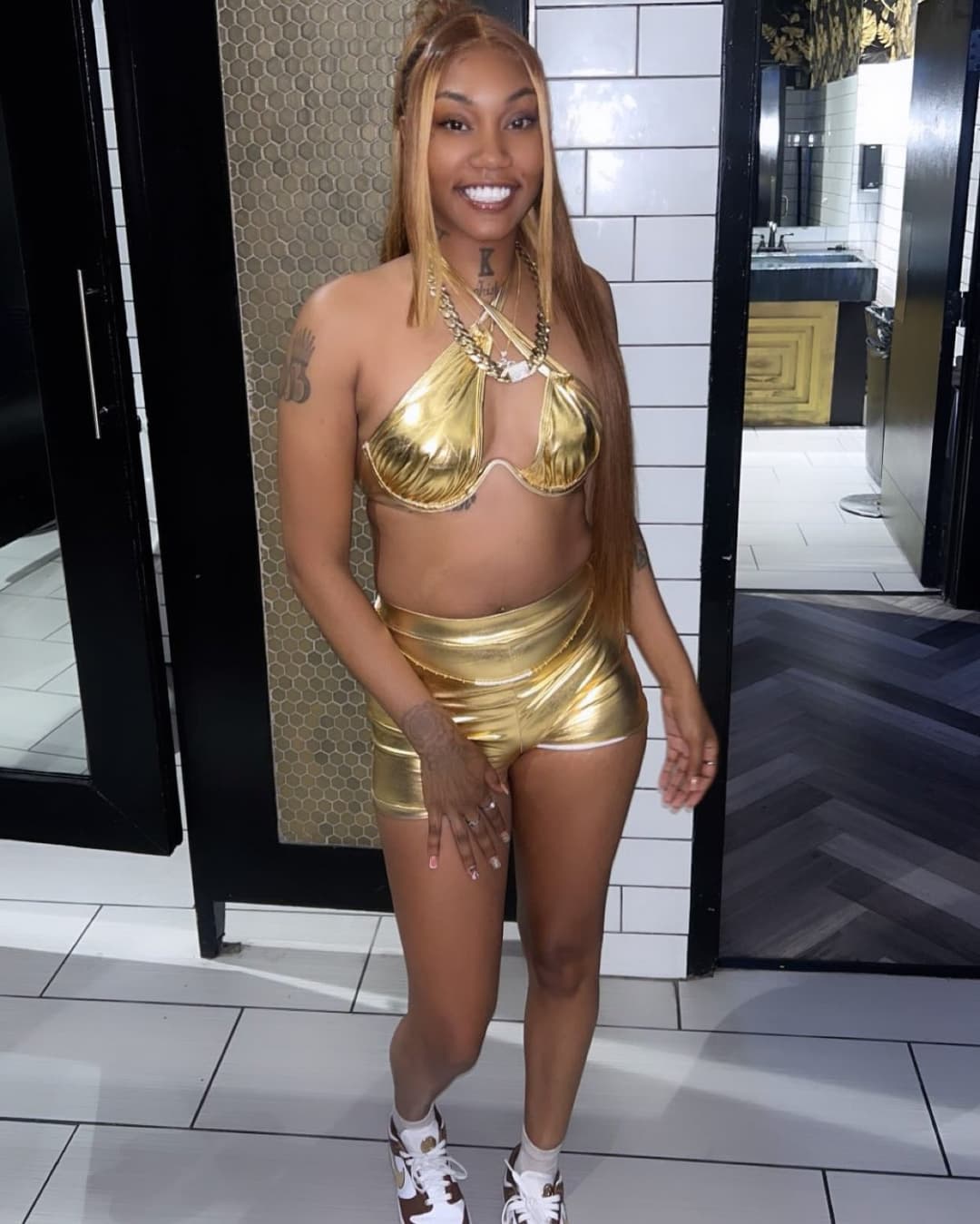 Sexy ebony rapper chick