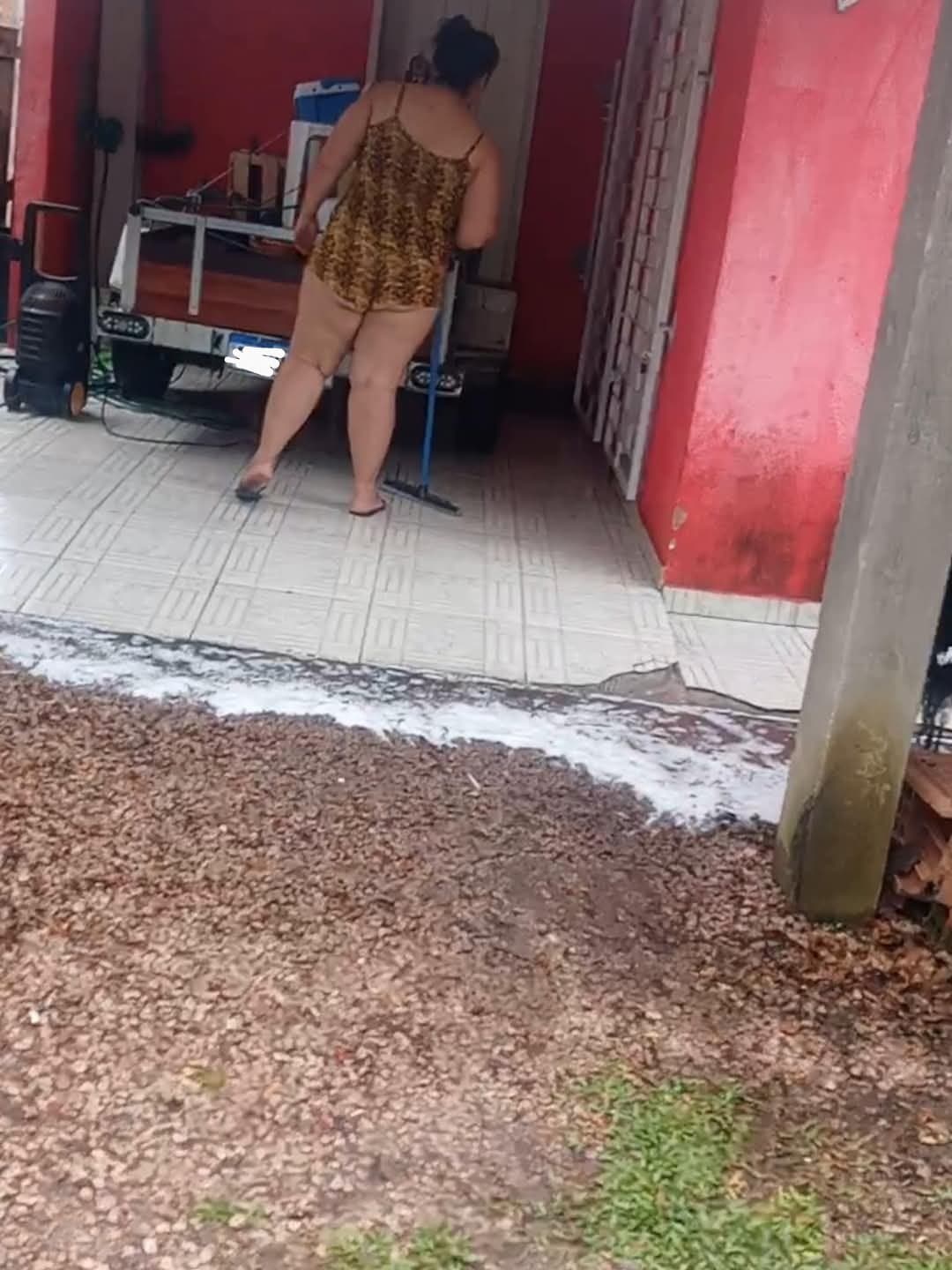 Vizinha gostosa de babydoll de manhã flagra