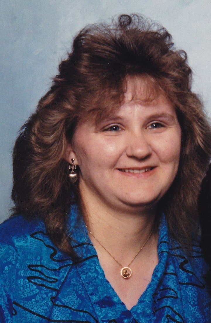 Chubby cocksucker Canadian Chantal spreads her old wife cunt