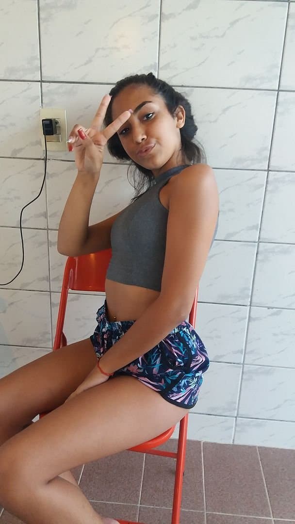 Baixa renda Bia magrinha com o namorado sendo chupada