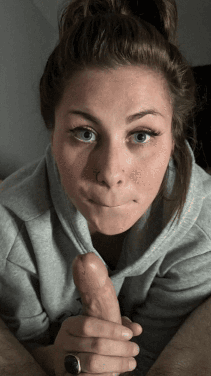 Delivery driver makes herself useful. Give her a back door delivery