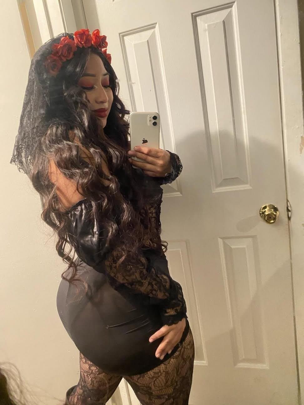 Thicc Latina takes every chance she gets to show off her thicc ass and bit tits