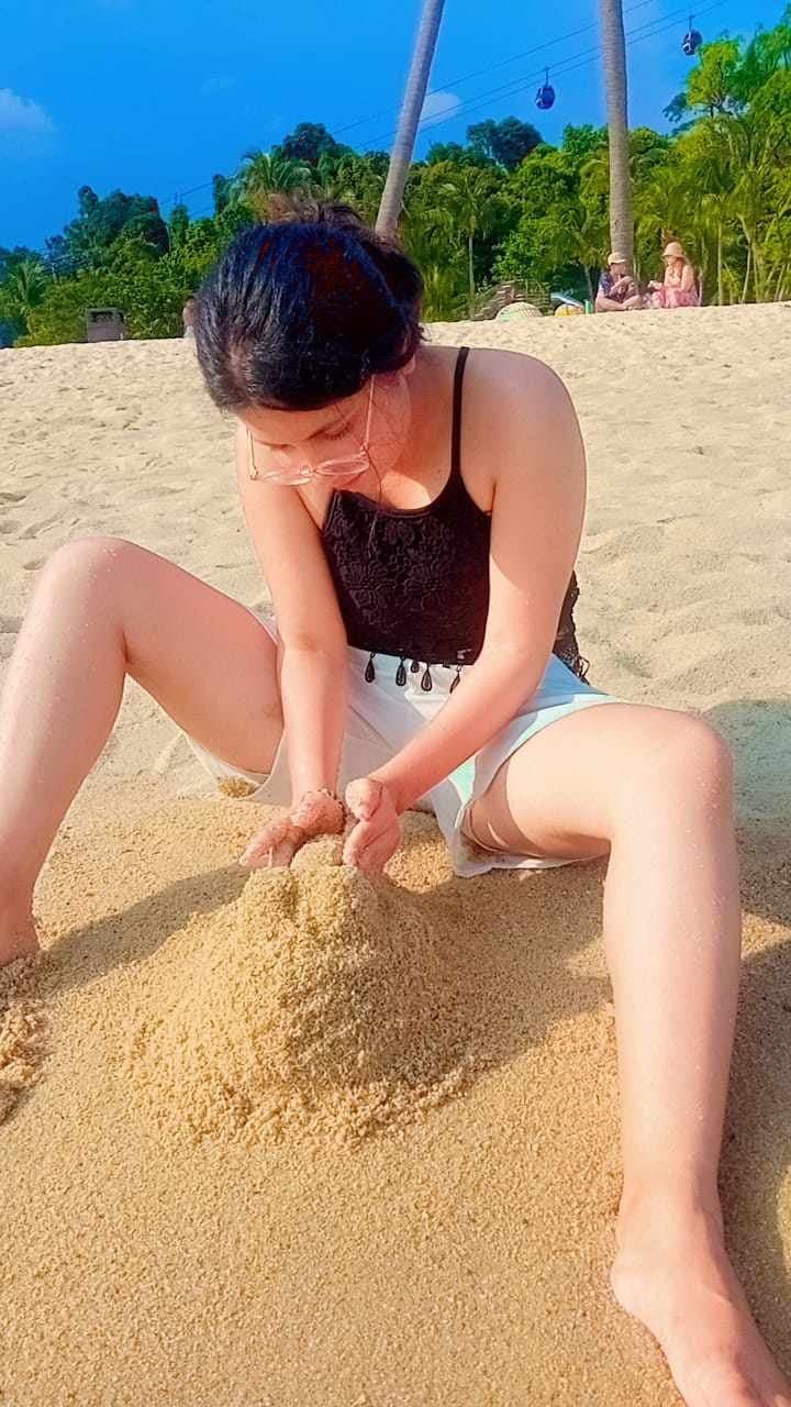 Desi slut - Nice boobs, nude and non-nude