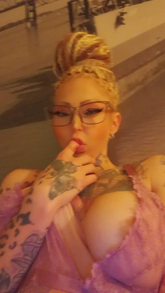 SLIM THICK 100% REAL white chocolate mom tatted big booty milfs phone