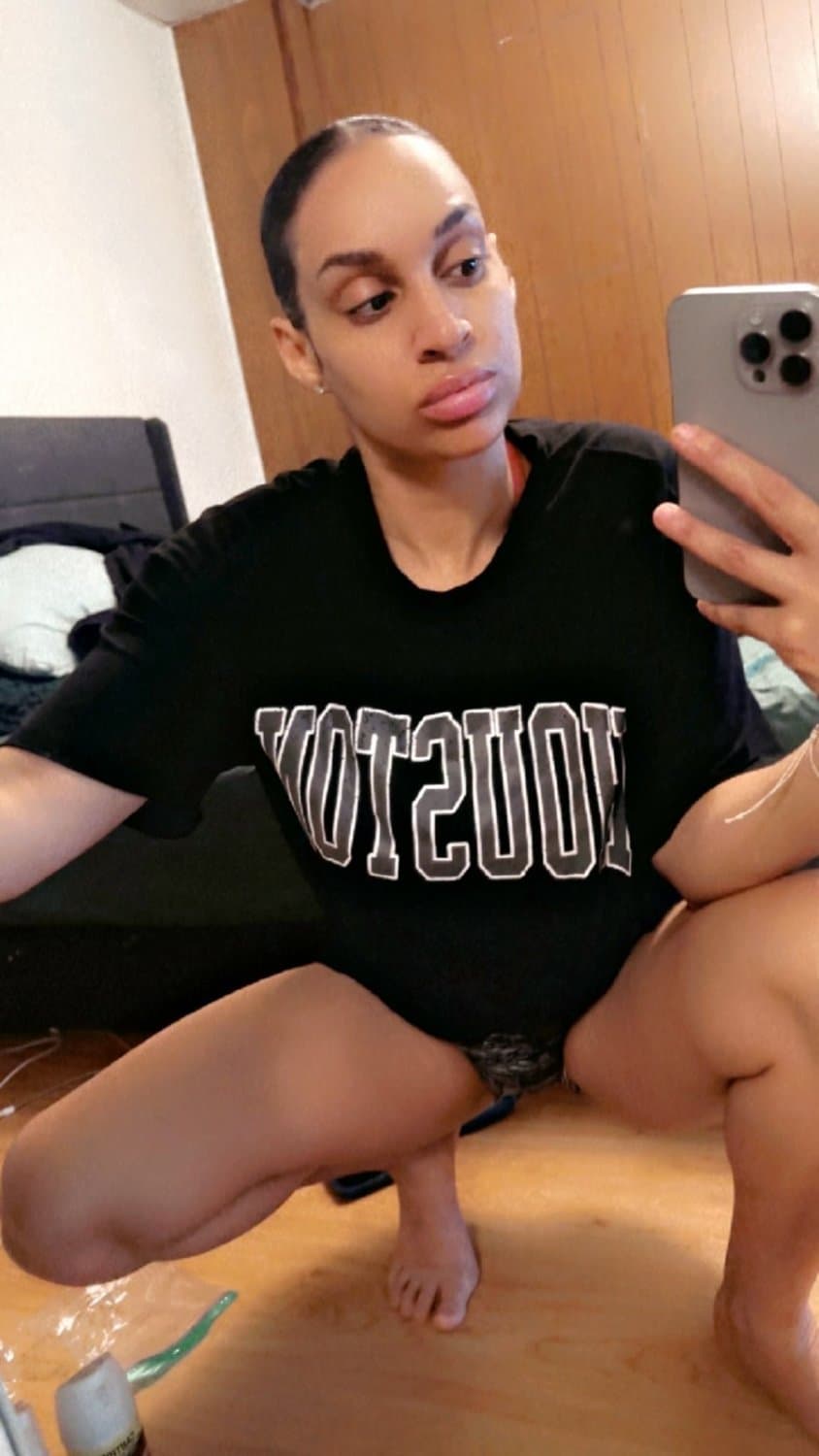 Brea stuffing dat asshole again. She loves anal.