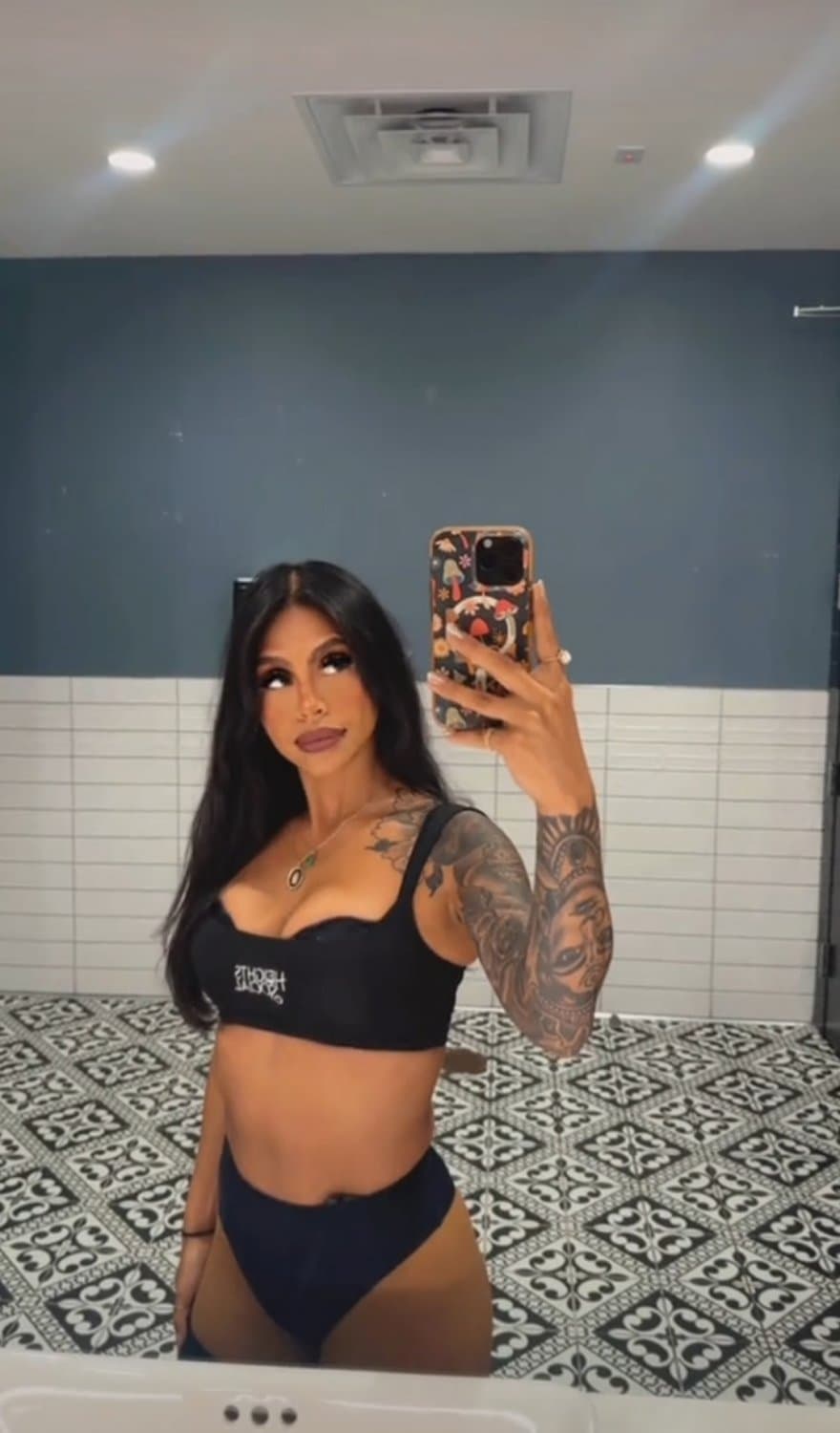 Sexy Latina MILF, Pregnant, Feet, Fit, Comments Welcomed.