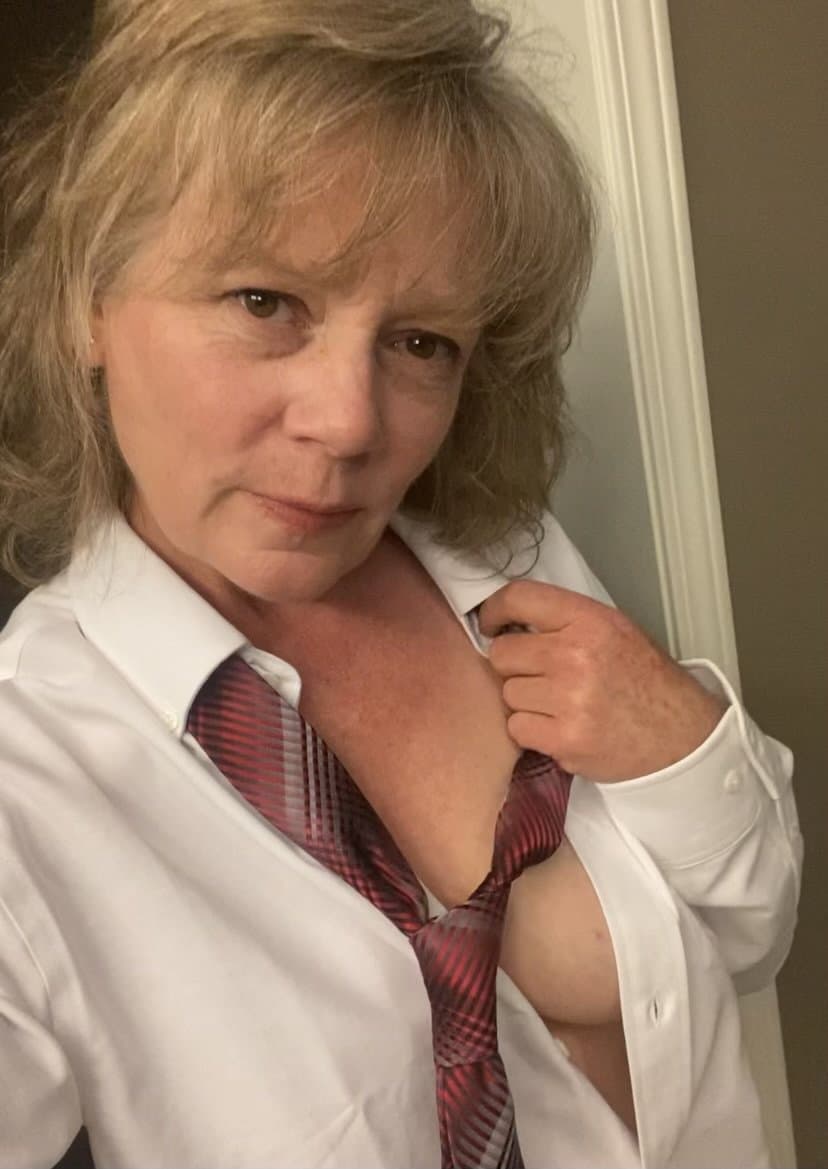 Slutwife Deanna posing