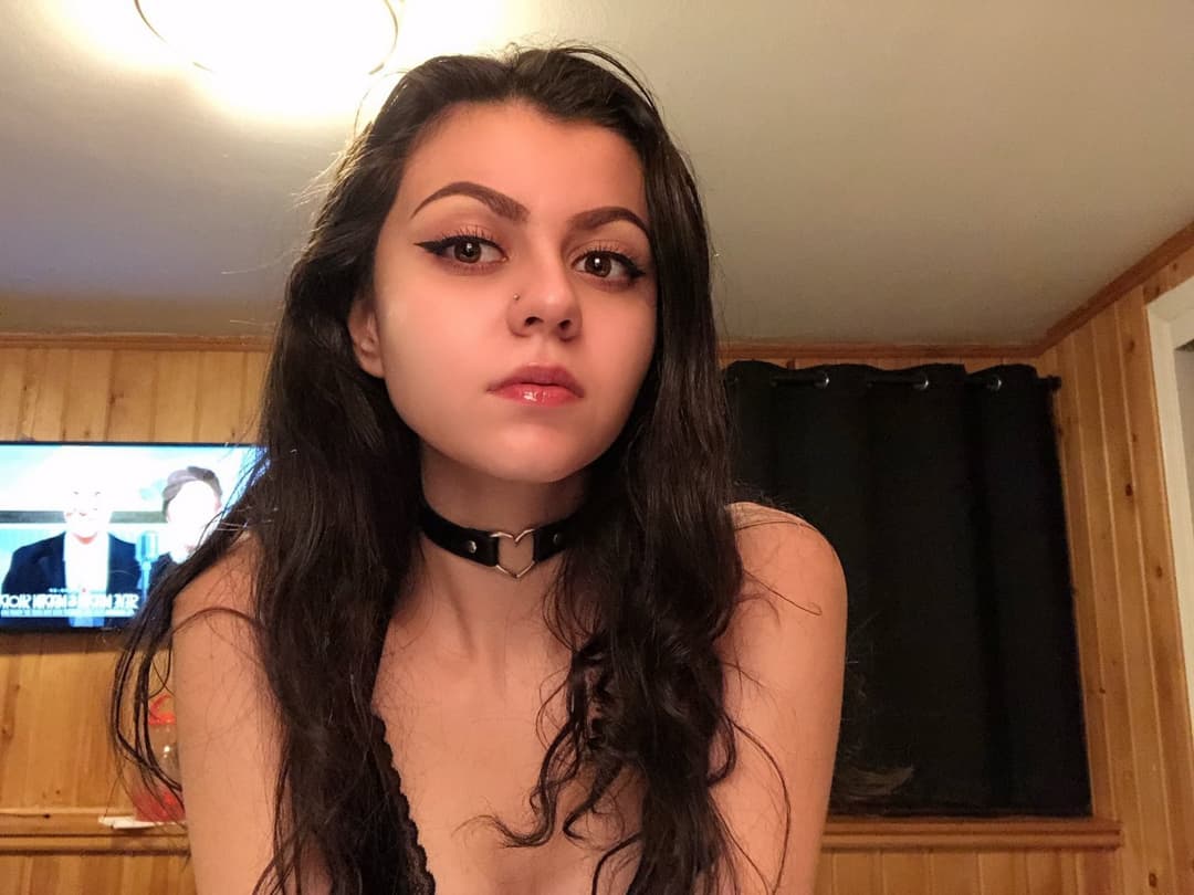 Click to view full size 19yo alt Ava has a breeding kink