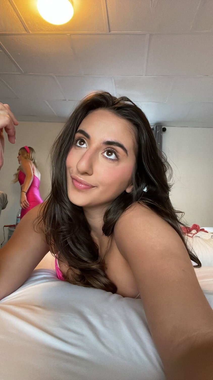 Click to view full size College Crush Lisa Sandson (@lisa.sandson). Comment your favorite pics.