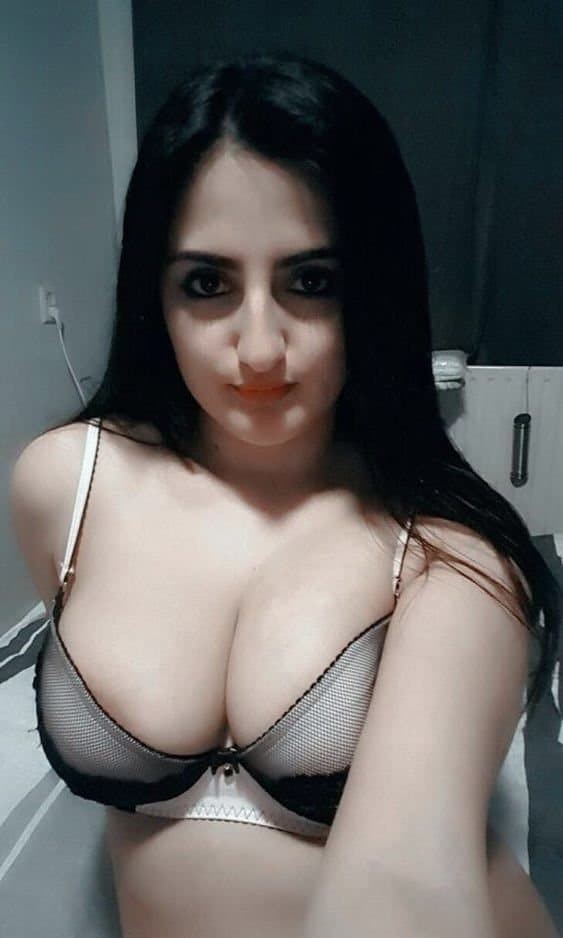 Hijabi Muslim Pakistani Wife Nudes Leaked by Husband