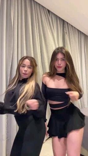 Duas gatas a fofas , duas maravilhosas novinhas...Melody e Kamylinha belezinhas gostoas!!!