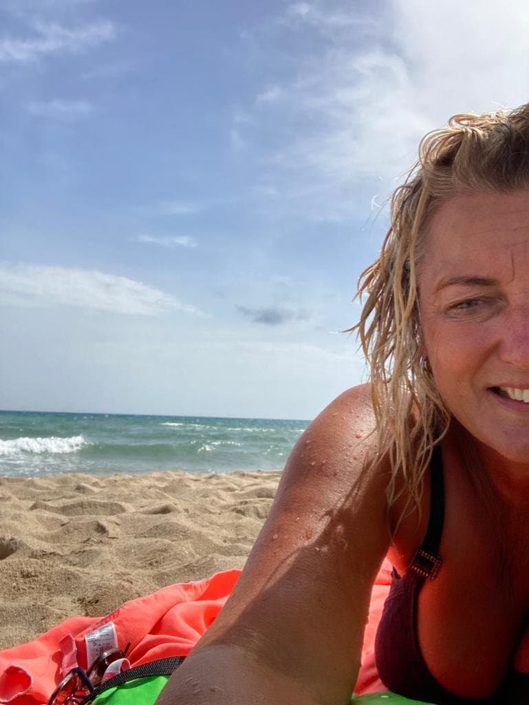 Hot and busty wife exposing 85G hangers