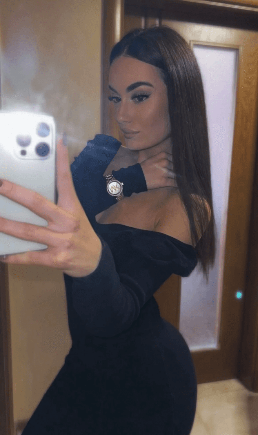 Katrin, 19, Shows you her ass