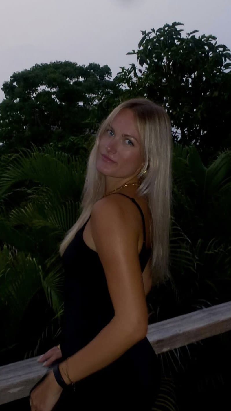 Young german slut earns money as escort / junge deutsche schlampe verdient ihr Geld als Escort