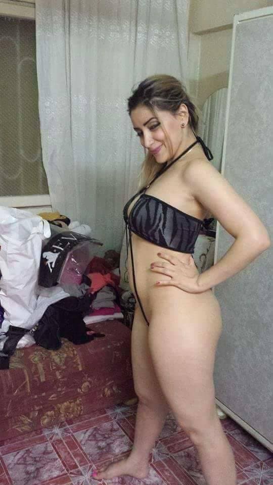 Arabic slut take naked photo for her boyfriend