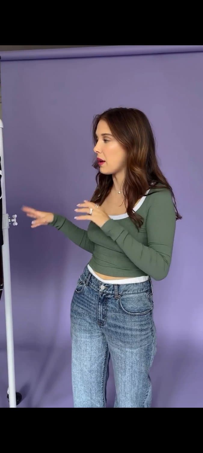 Click to view full size Deu até para ver os peitinhos mucho dela que tesão tão aproveitando no máximo seu corpo