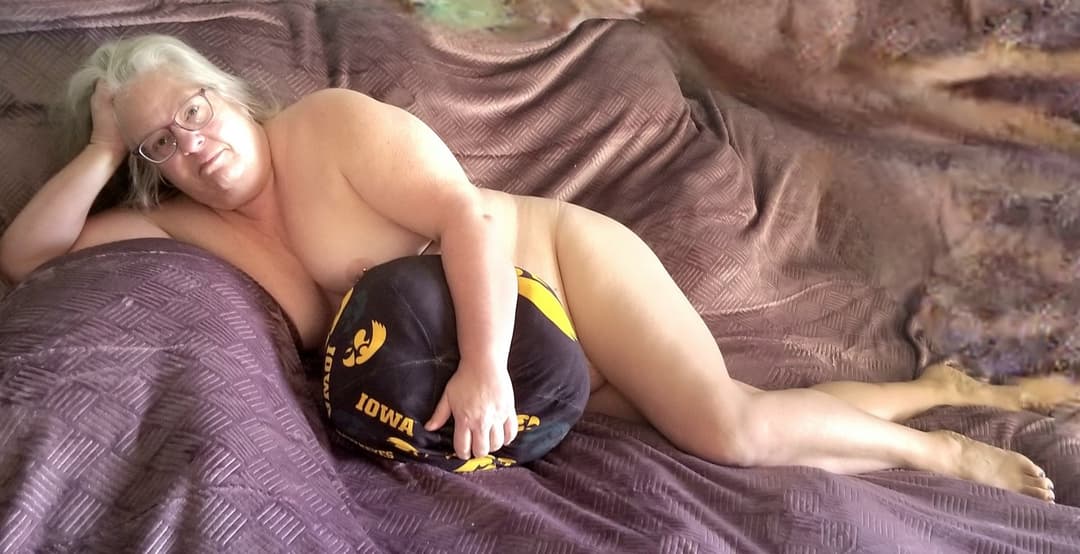 Chubby wife full nude frontals on the bed