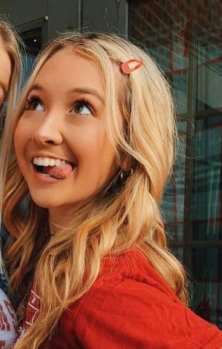 [non-nude] Cute college cheerleader makes her love of DILFs known