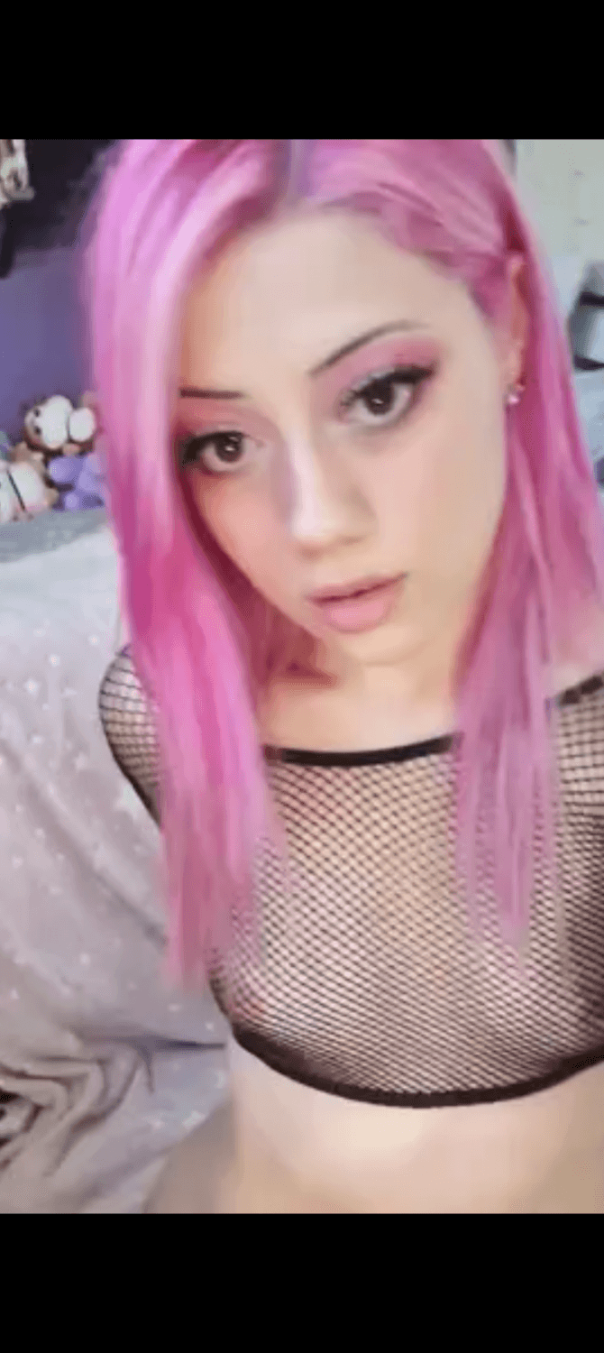 Hermosa chica pelirosa