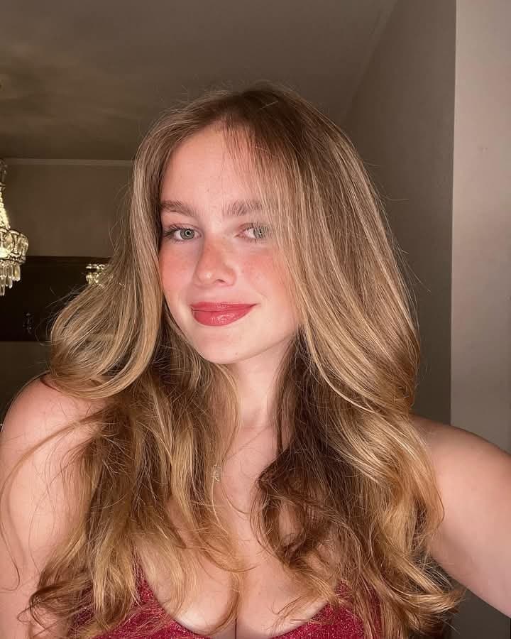 La puta tetona de Giulia, esta recien desbloqueada con 18?lista para recibir una cogida brutal