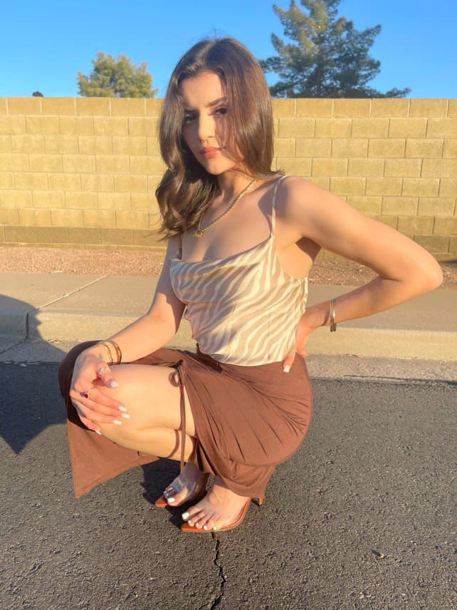 My ex girlfriends sister Jessi Kuntzelman has has perfect feet and white toes