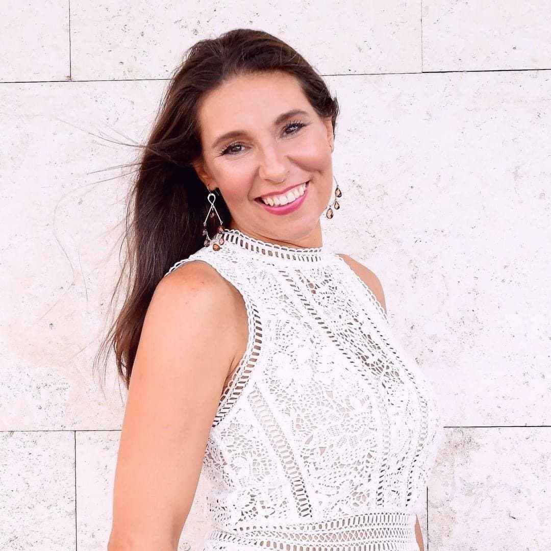 Crazy psychic woman thinks the internet forgot when she flashed her nice titties at Mardi Gras