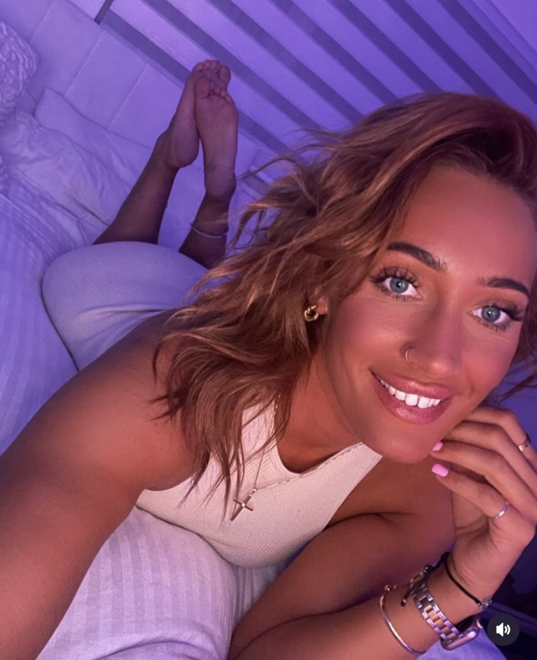 Becky Louisa’s sexy soles and arches ???