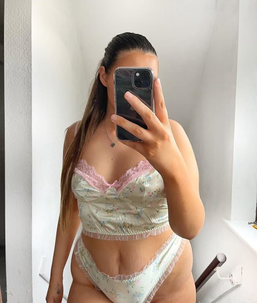 British influencer Rachel showing off her mum bod in lingerie and swimwear