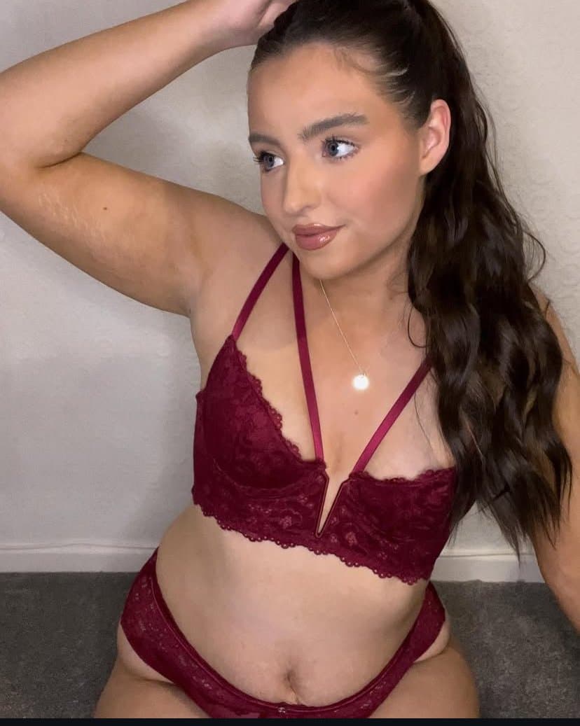 British influencer Rachel showing off her mum bod in lingerie and swimwear