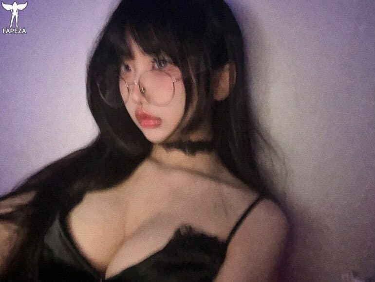 Asian Twitch streamer 4