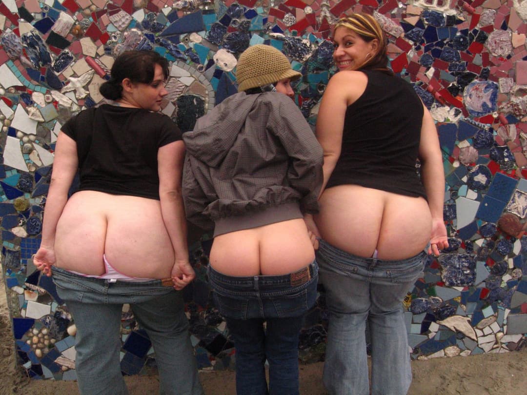 Friends group mooning around San Diego