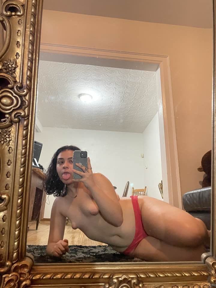 Flat tiddies wanting some spotlight