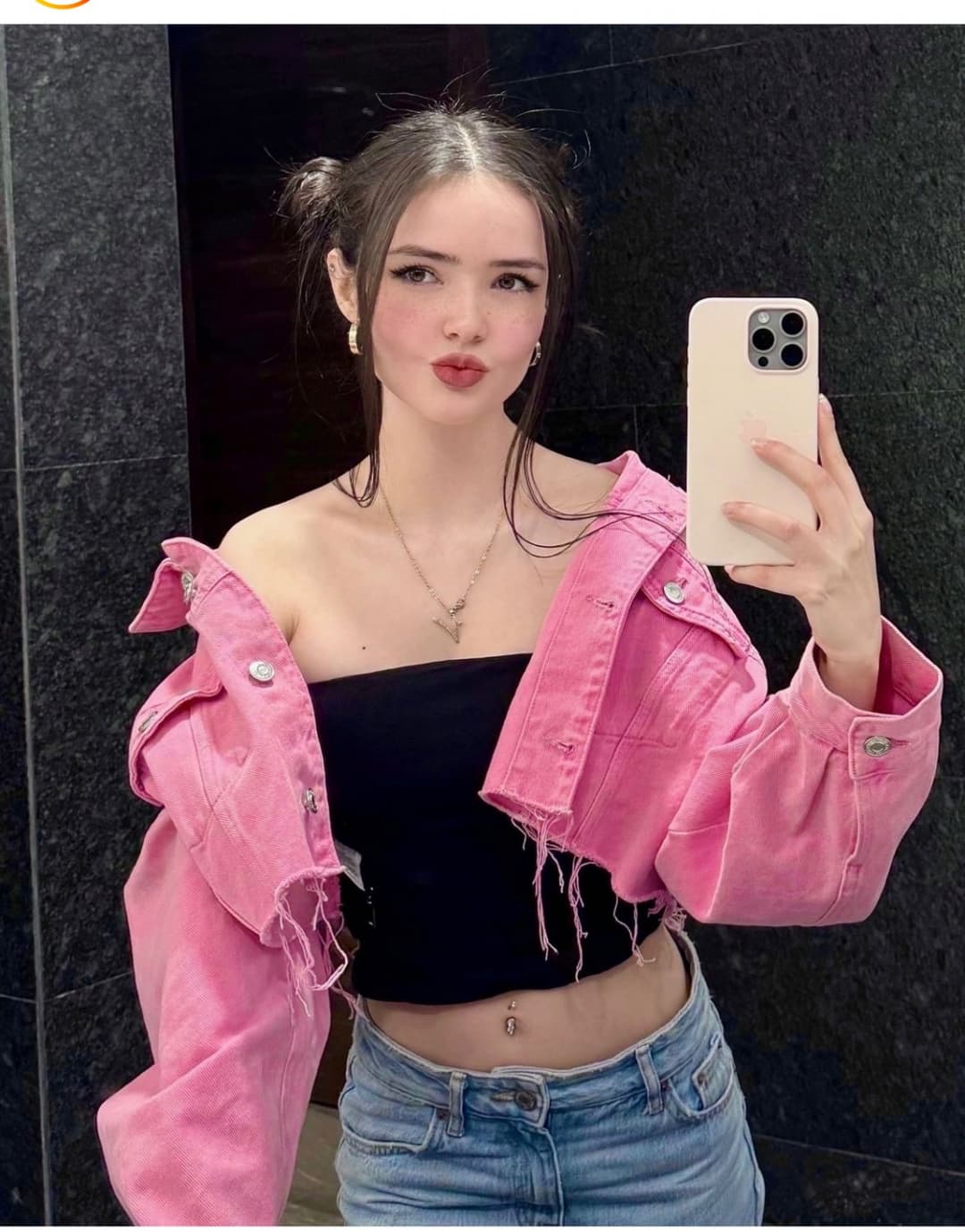 Germain oficial una flaca  y hermosa y valiente venezolana