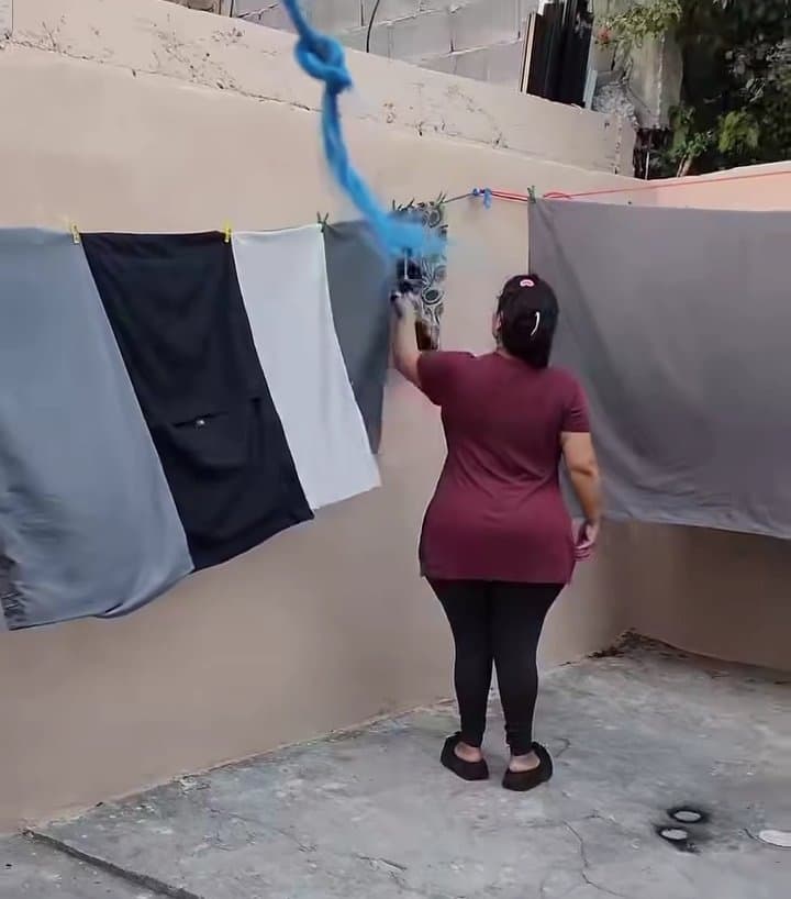 Señora infiel cabalgando verga del vecino mientras su esposo no está pero eso antes tiende la ropa