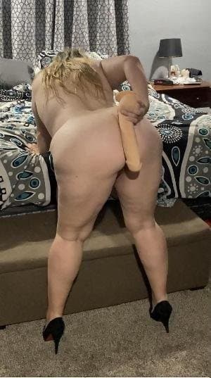 Click to view full size 38 year old middle school blonde mom married escort in Orange County