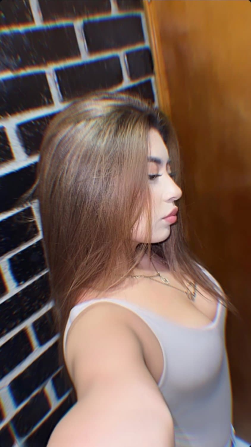 Chaparrita nalgona con algunos fakes