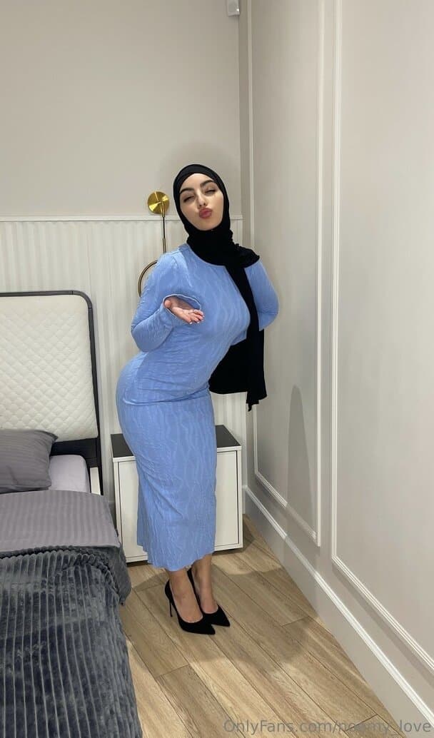 Noémy la plus grosse chienne arabe ?? ( Gros Seins - Gros Cul )