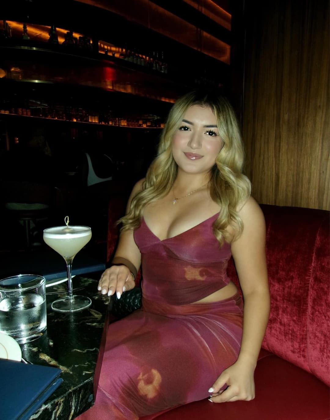 Tiny guy gets fucked - aShemaletube.com_1