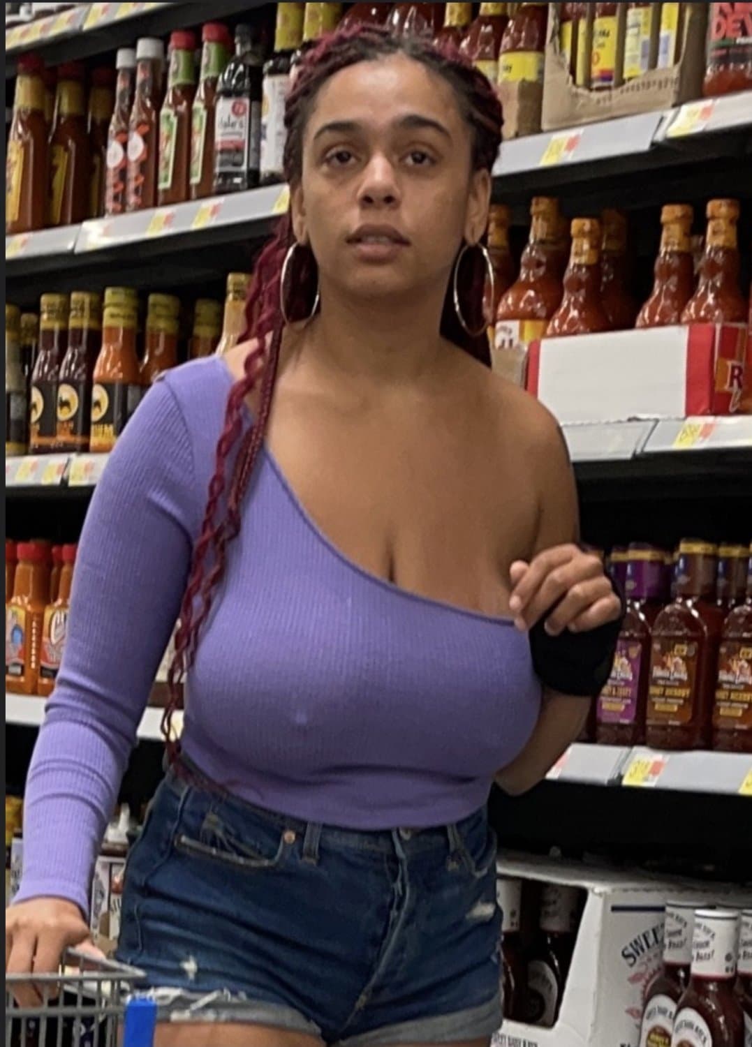 Big Tit Braless Black Chick In Walmart