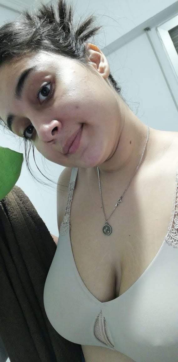 Colombiana tetona riquísima se graba masturbándose