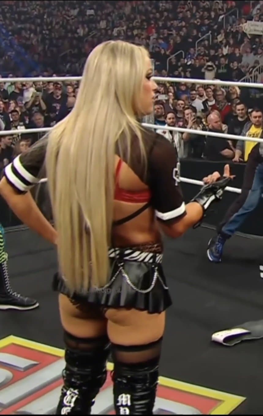 Liv Morgan y sus calzones de estampado de leopardo ????