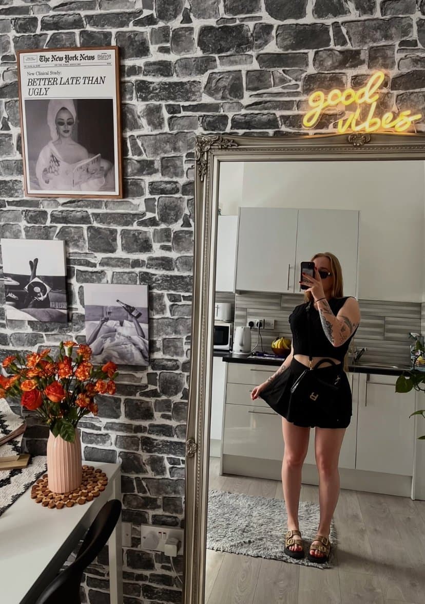 I give her insta out but let me know what you’ll do with it if I give you it she a sexy blonde girl