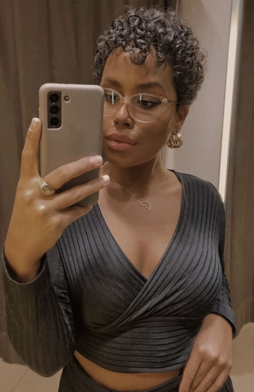 Click to view full size Horny ebony babe riding her cock