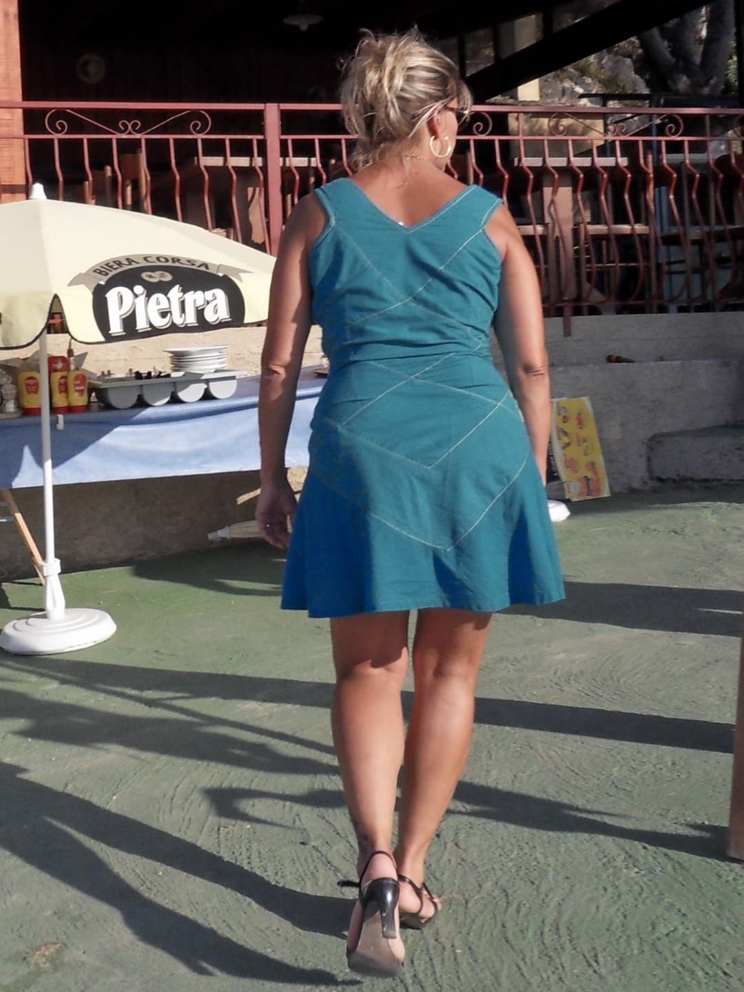 Lisa se promène sans culotte en Corse