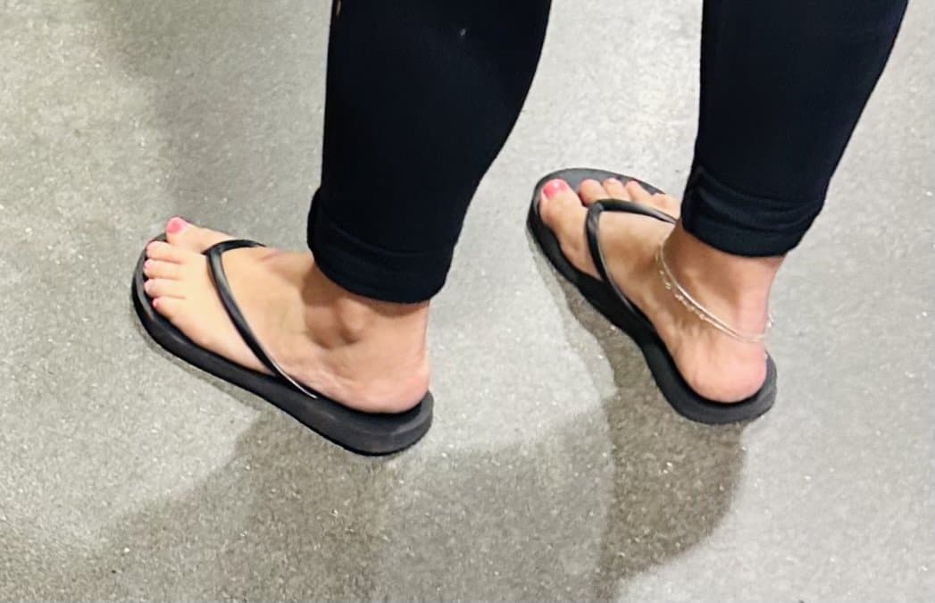 Random HotMoms & Milfs who are Fuckable & there Feet