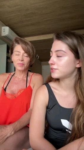 Sofia e mae , duas perfetinhas gostosas...Sofia Espanha deliciosa , muito linda !!!