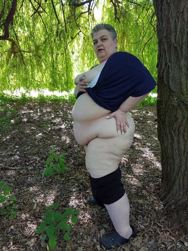 Fatty SSBBW flashes ass and belly in public park