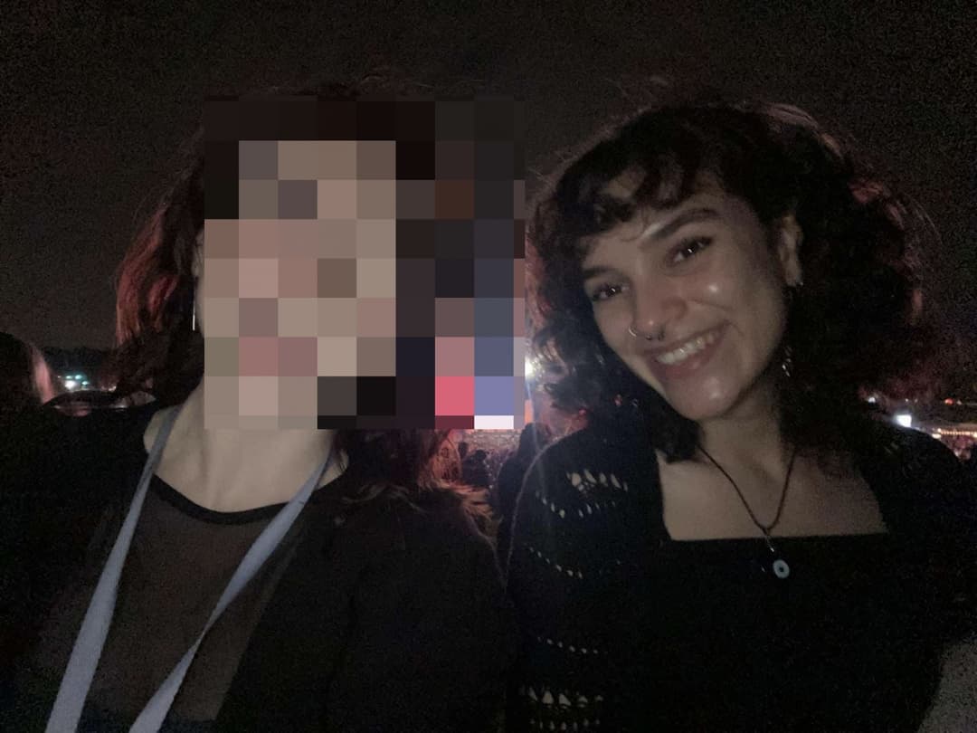 Claims lesbian but used to take dick while grabbing both her hands from behind lol smart = whore